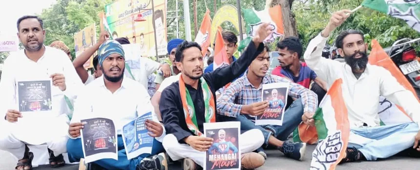 बरेली: टमाटर के बढ़ते दाम पर कांग्रेसी हुए लाल, की सरकार के खिलाफ की नारेबाजी