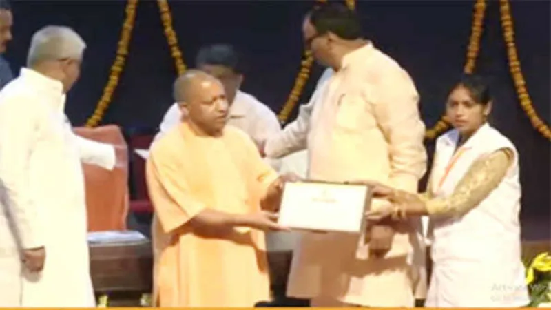 मुख्यमंत्री योगी ने 1,573 एएनएम स्वास्थ्य कार्यकर्त्रियों को बांटा नियुक्ति पत्र