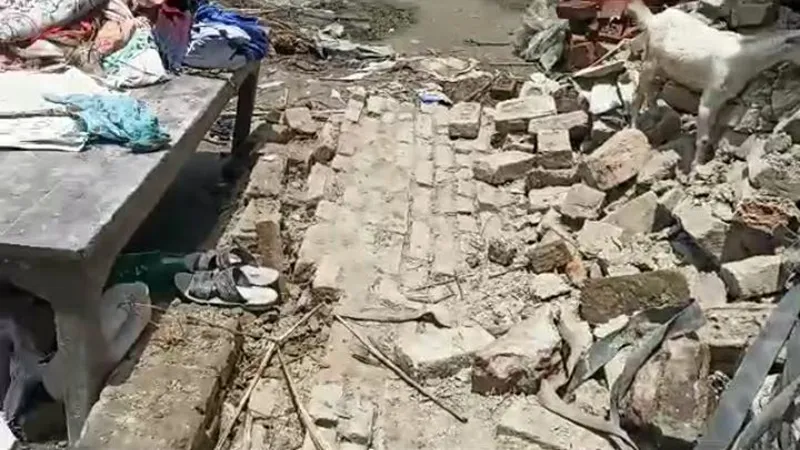 बहराइच: भरभराकर गिरा टीनशेड, सास-बहू समेत तीन घायल, ग्रामीणों ने मलबे से निकाला बाहर