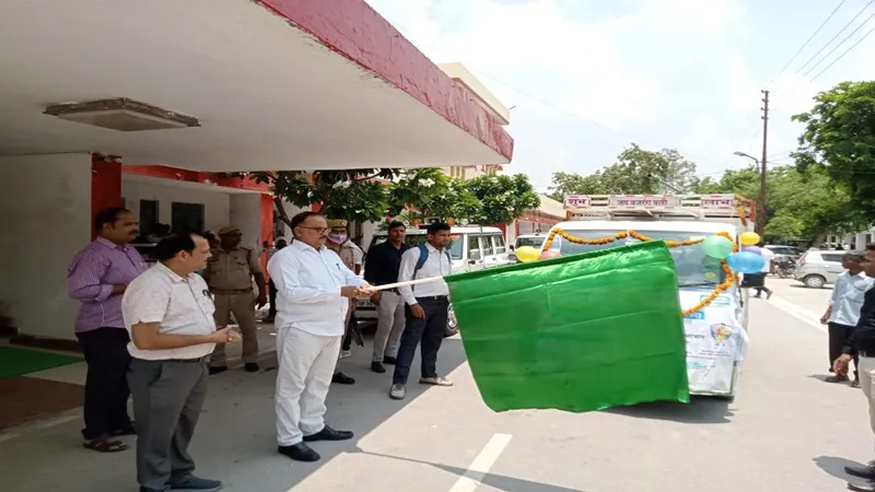 अमेठी: पीएम फसल बीमा योजना के प्रचार वाहन को डीएम ने हरी झंडी दिखाकर किया रवाना 