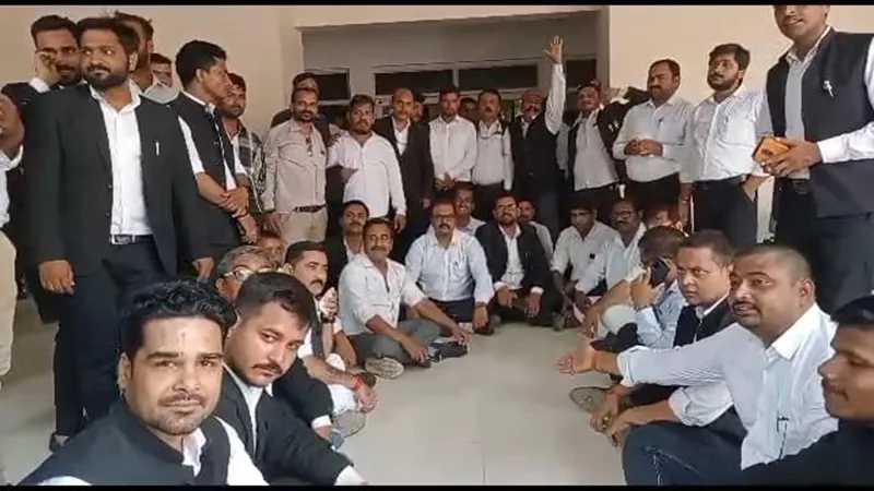 प्रतापगढ़ : पर्चा काउंटर पर तकरार, अधिवक्ता समेत तीन को जमकर पीटा