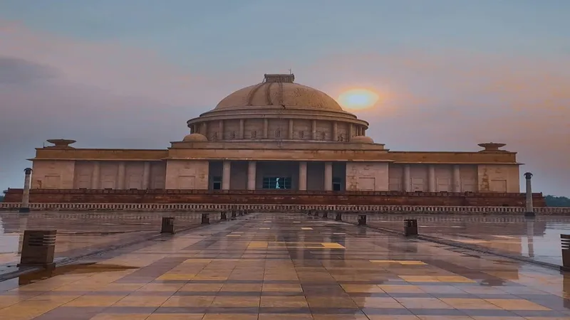 लखनऊ : मंडलायुक्त ने कांशीराम स्मारक स्थल का किया औचक निरीक्षण, दी चेतावनी