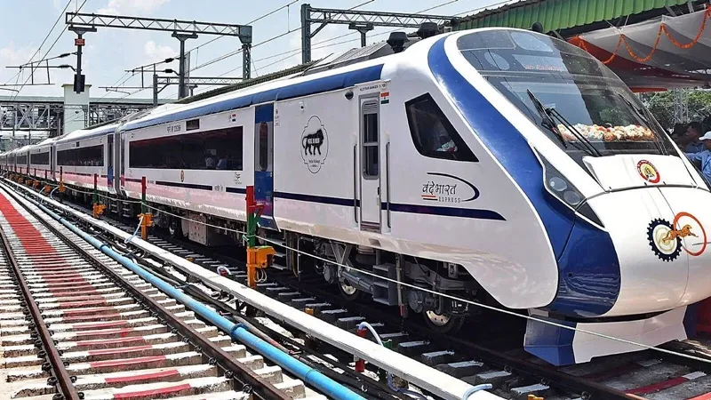 Vande Bharat Train : लखनऊ से गोरखपुर आ रही वंदे भारत ट्रेन पर एक बार फिर चलाए गए पत्थर, इस बार एसी का चटका शीशा