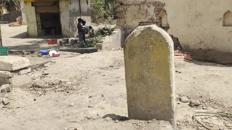 अयोध्या : 121 वर्ष पुरानी क्षीरसागर की शिलापट गायब, डीएम ने कहा - किया जा रहा री स्टोर