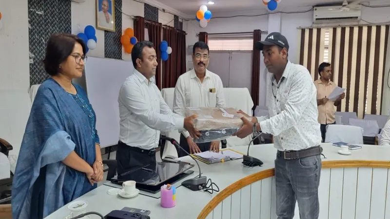 अयोध्या: लैपटॉप से लैस किए गए ग्राम पंचायत सचिव, जिलाधिकारी व सीडीओ ने बांटा Laptop