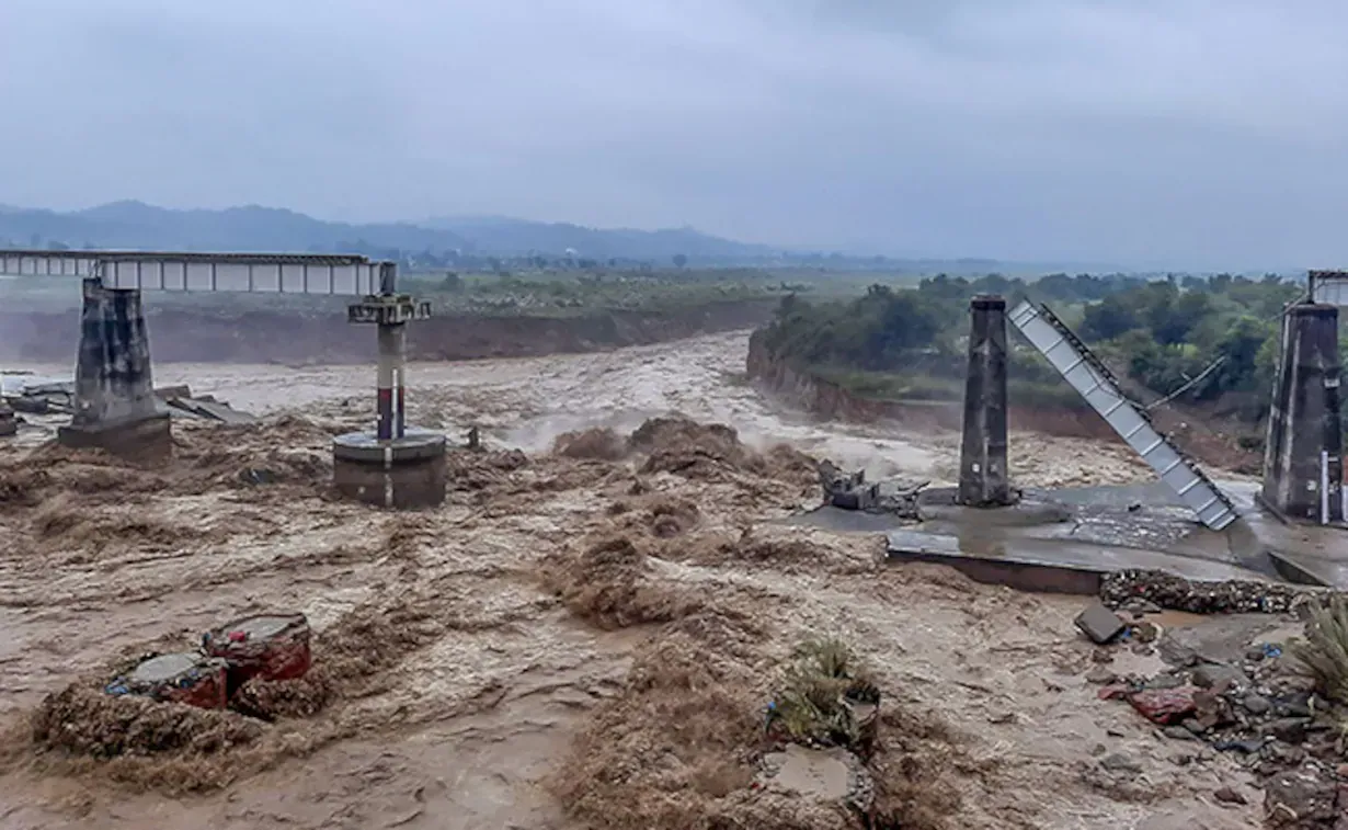 भारी बारिश से गुजरात के कई इलाकों में बाढ़ जैसे हालात 
