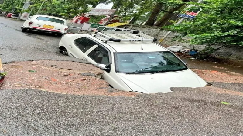 Video : लखनऊ में बारिश से धंसी सड़क, टला बड़ा हादसा - लगा भीषण जाम 