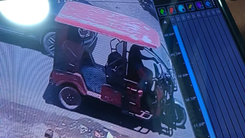 बहराइच में चौकी इंचार्ज बोले - ई रिक्शा मिल जाएगा, बैट्री की नहीं है गारंटी