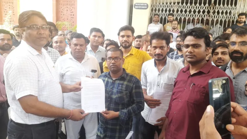 BHU में छात्रों ने घेरा सेन्ट्रल ऑफिस, फेलोशिप ना बढ़ाने पर जताया विरोध 