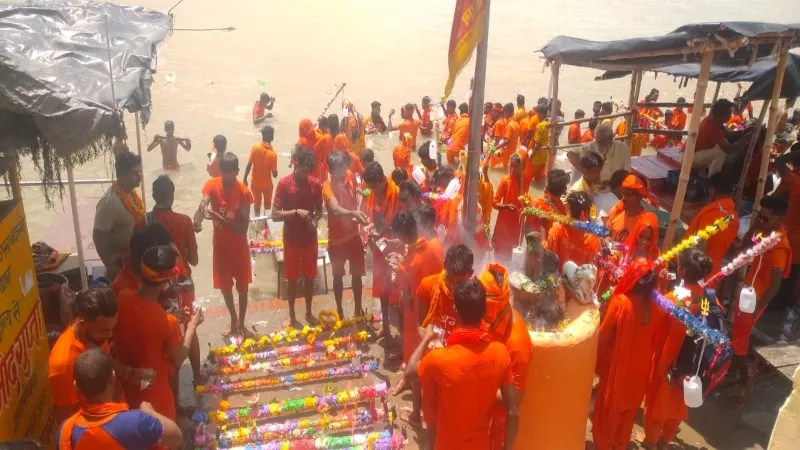 शिवालयों में जलाभिषेक : गंगा घाट पर पर जल भरने के लिए पहुंचे कांवड़िया 