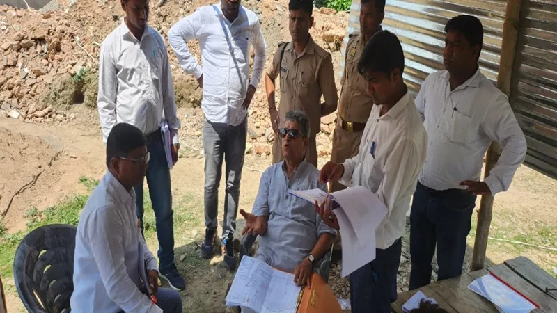 अयोध्या : पौराणिक कुंडों के जीर्णोद्धार में अनियमितता देख भड़के विधायक