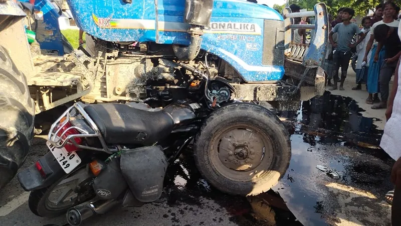 बहराइच : ट्रैक्टर और बाइक में भिड़ंत, दो युवकों की मौत