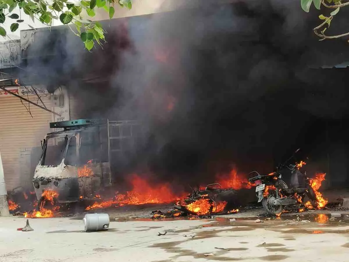 कैमिकल की दुकान में बलास्ट, आग लगने से दो श्रमिक झुलसे