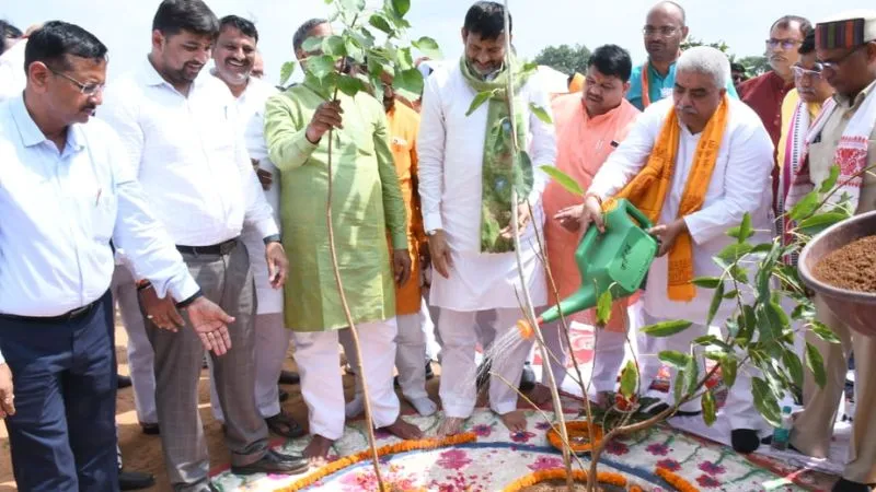 Chitrakoot News : मंत्री राकेश सचान ने लगाए पौधे, बोले- बिना सबकी सहभागिता के सफल नहीं होगा पौधरोपण अभियान