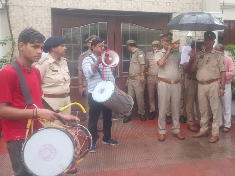 बरेली: बिल्डर्स के घरों पर फरारी का नोटिस चस्पा, कराई गई मुनादी