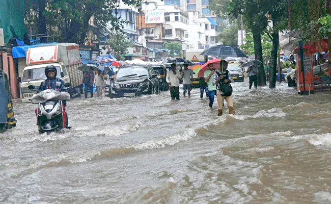 Mumbai Rain: ऑरेंज अलर्ट के बीच मुंबई के कई हिस्सों में भारी बारिश