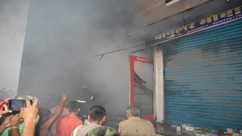 अयोध्या: शार्ट सर्किट से तीन दुकानें जली, लाखों का नुकसान