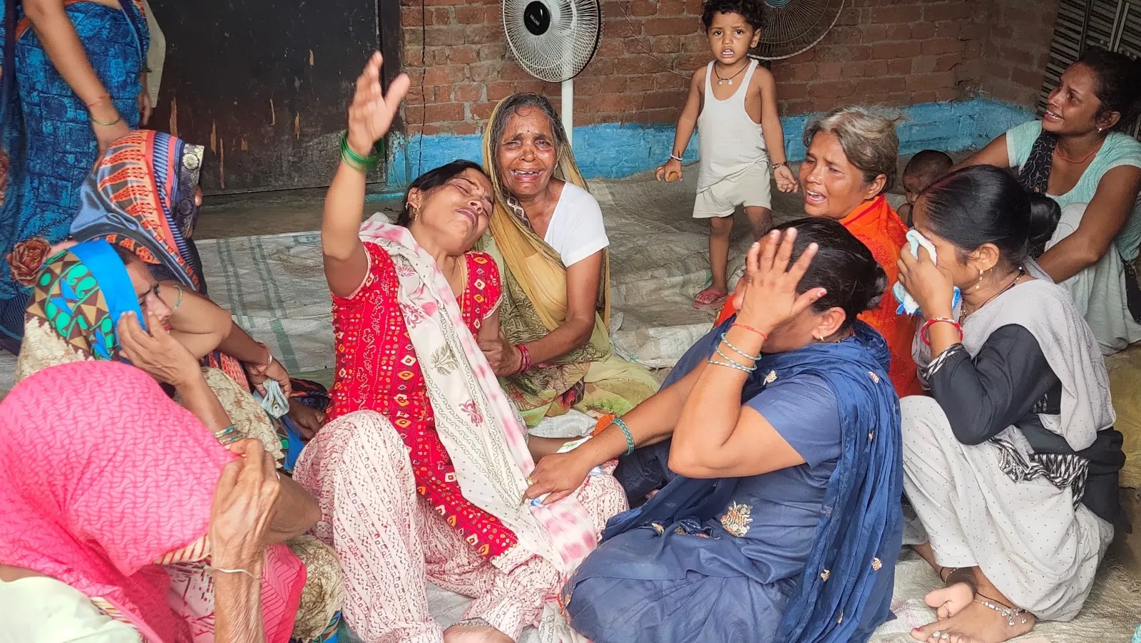 पीलीभीत: फंदे से लटका मिला युवक का शव, परिवार को हत्या का शक...जानिए पूरा मामला 