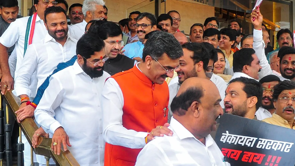 महाराष्ट्र : मानसून सत्र से पहले कांग्रेस विधायकों ने सरकार के खिलाफ की नारेबाजी