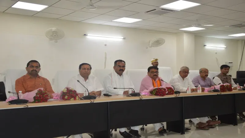 अयोध्या: विशेषाधिकार समिति की बैठक में सदस्य का हाई हुआ पारा