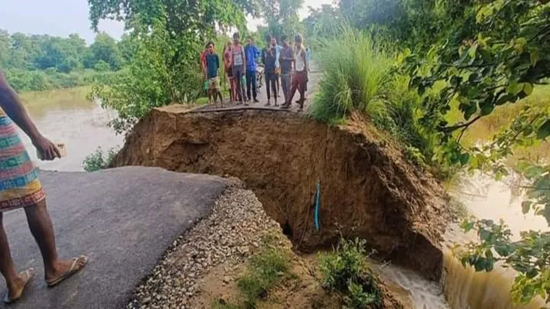 अयोध्या: रातों-रात कट गई मां कामाख्या धाम से कसारी को जाने वाली सड़क, आवागमन ठप