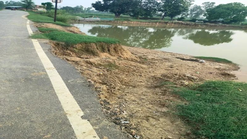 अयोध्या: खतरा बना बिना पटरी के बना सम्पर्क मार्ग, आए-दिन लोग गिर कर हो रहे घायल