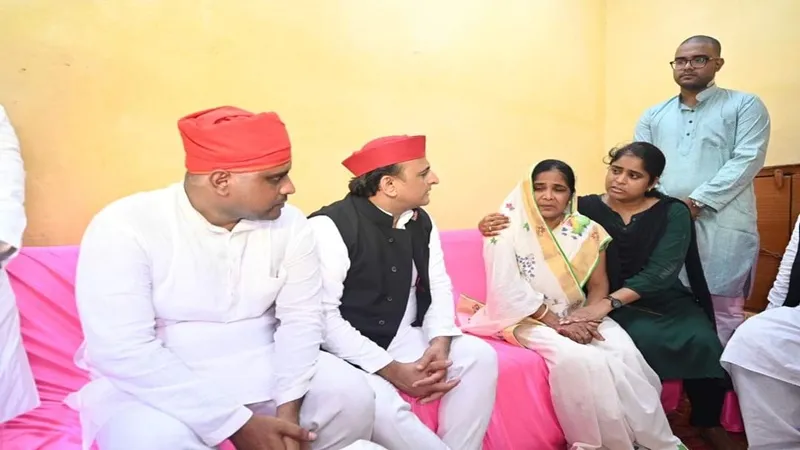 अयोध्या: गंगा सिंह यादव को श्रद्धांजलि देते हुए भावुक हुए अखिलेश, शोक संतप्त परिवार से बोले- मै हूं न.. 