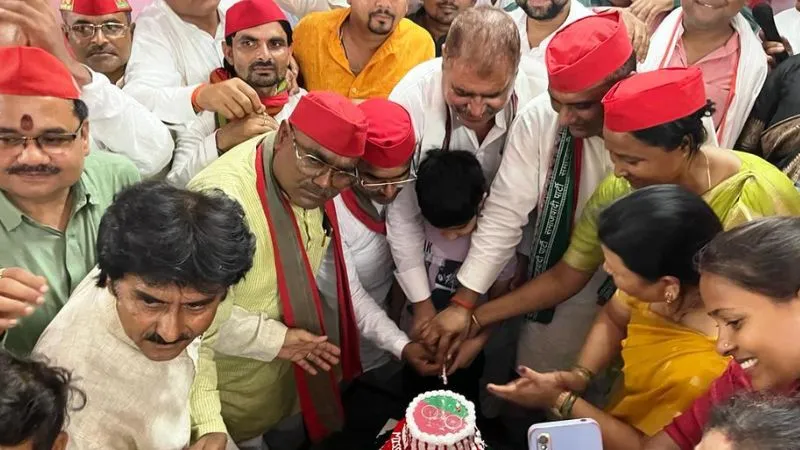 Banda News : पार्टी कार्यालय में केक काटकर मनाया सपा सुप्रीमो अखिलेश यादव का जन्मदिन, लंबी उम्र की कामना 