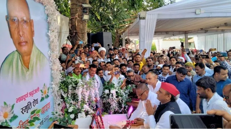 Jalaun: पूर्व राज्यमंत्री इंद्रजीत सिंह यादव की श्रद्धांजलि सभा में शामिल होने पहुंचे सपा सुप्रीमो अखिलेश यादव