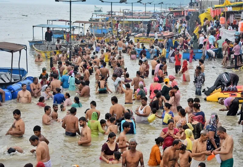 अमरोहा : गुरु पूर्णिमा पर श्रद्धालुओं ने लगाई आस्था की डुबकी, हर-हर-गंगे के जयकारों से गूंजे घाट