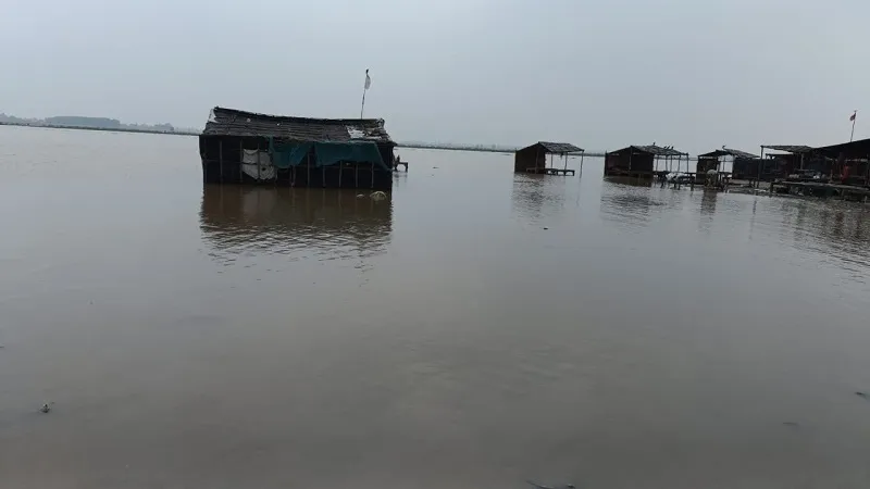 अमरोहा: गजरौला में उफनाई गंगा नदी, बिजनौर बैराज से छोड़ा गया एक लाख क्यूसेक पानी, जलस्तर और बढ़ने का अनुमान