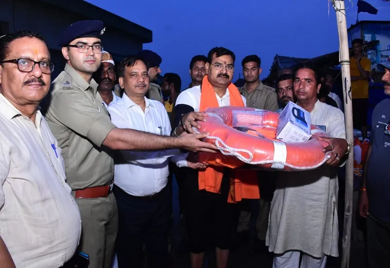 अमरोहा : राज्‍यमंत्री संजय सिंह गंगवार ने किया बाढ़ प्रभावित इलाकों का दौरा, बोले- गंगा क्षेत्र उपजाऊ है, सब्जियों की खेती कर लाभ कमाएं