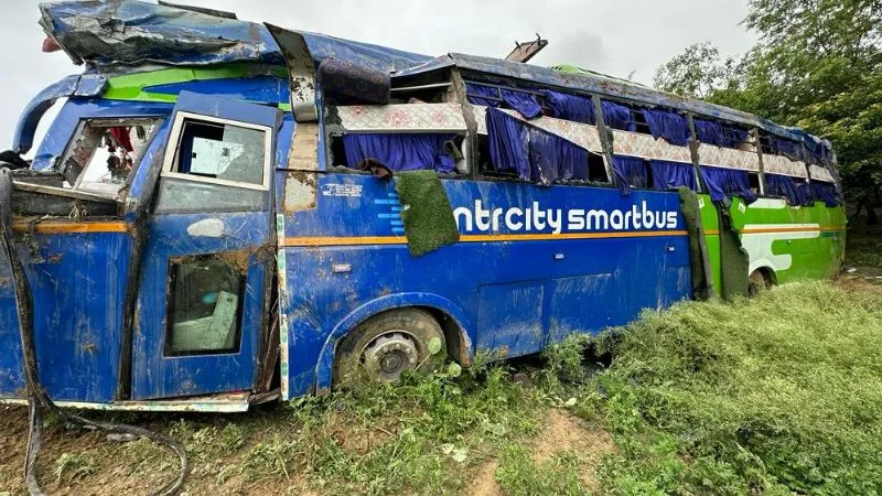 Kanpur: आगरा-लखनऊ एक्सप्रेस वे पर बिल्हौर में बस पलटी, 17 यात्री घायल, झपकी आने से हुआ हादसा, चालक व क्लीनर फरार