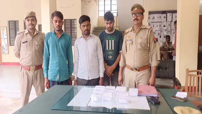 हमीरपुर: ATM हैकर्स गिरोह के वांछित सरगना समेत तीन गिरफ्तार, 120 एटीएम कार्ड, मोबाइल व अन्य सामग्री की बरामद