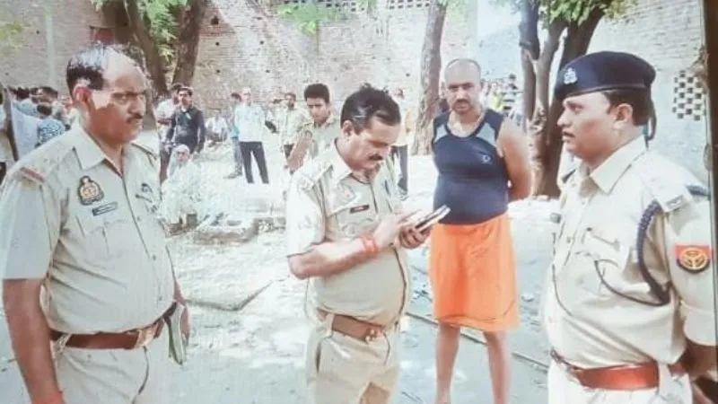 Auraiya News: चौकीदार का शव स्कूल परिसर में पेड़ से लटकता मिला, मृतक की पत्नी बेटे के पास गई थी दिल्ली