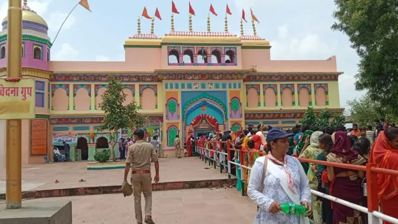 Auraiya और Kannauj में सावन के सोमवार पर मंदिरों में भक्तों की उमड़ी भीड़, देवकली मंदिर में मेले का भी उठाया लुत्फ