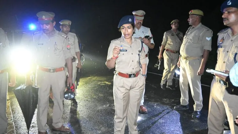 Auraiya: गोवंश तस्करों को पकड़ने गई पुलिस टीम पर फायरिंग, एक आरोपी के पैर में लगी गोली, दो ने हाथ उठाकर किया सरेंडर