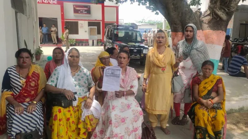 Auraiya: मुस्लिम समुदाय के लोगों ने किन्नर के घर का ताला तोड़कर ताजिया रखा, पुलिस ने दोनों पक्षों में कराया समझौता
