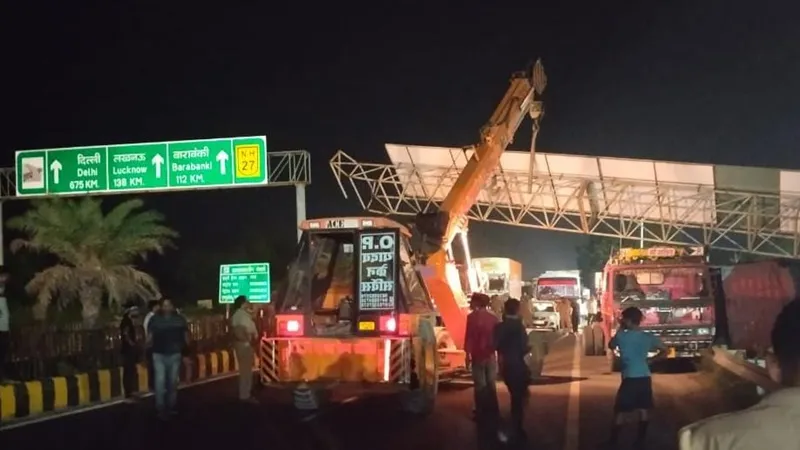 अयोध्या: तेज रफ्तार कंटेनर पलटा, बाल-बाल बचे 12 यात्री