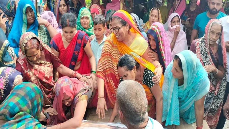 अयोध्या: युवक की हत्या कर शव हवन कुंड में फेंका, घटनास्थल पर पहुंचे इंस्पेक्टर को ग्रामीणों ने खदेड़ा