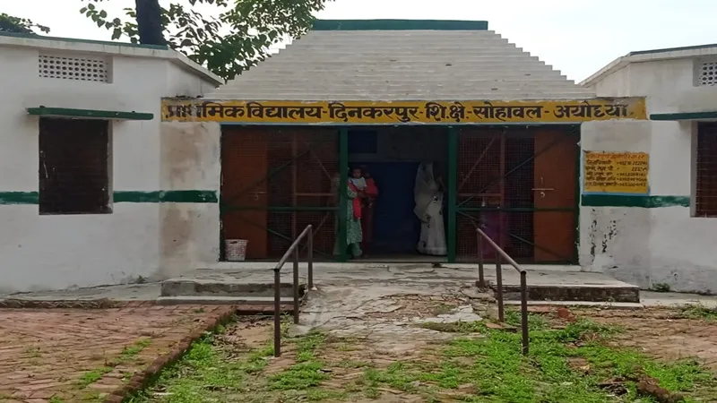 अयोध्या: धरे रह गए दावे, गंदगी से पटे दिखे स्कूल, बच्चे भी नहीं पहुंचे 