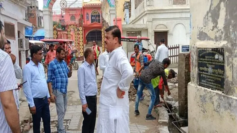 अयोध्या: अफसरों व कर्मचारियों को लेकर अब सड़क पर उतरे महापौर, आज से शुरू हुआ नगर सफाई महाभियान