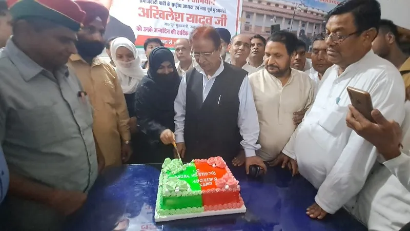 रामपुर : आजम ने कलम से केक काटकर मनाया अखिलेश का जन्मदिन, बोले- चाकू करता है काटने का काम, कलम बनाता है...'