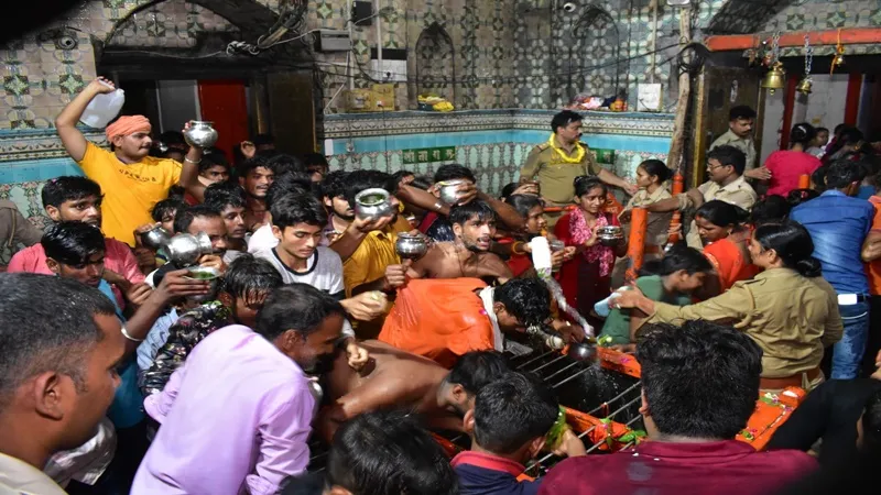 बाराबंकी: श्रावण मास के द्वितीय सोमवार को लोधेश्वर महादेवा मंदिर में जलाभिषेक को उमड़ा सैलाब