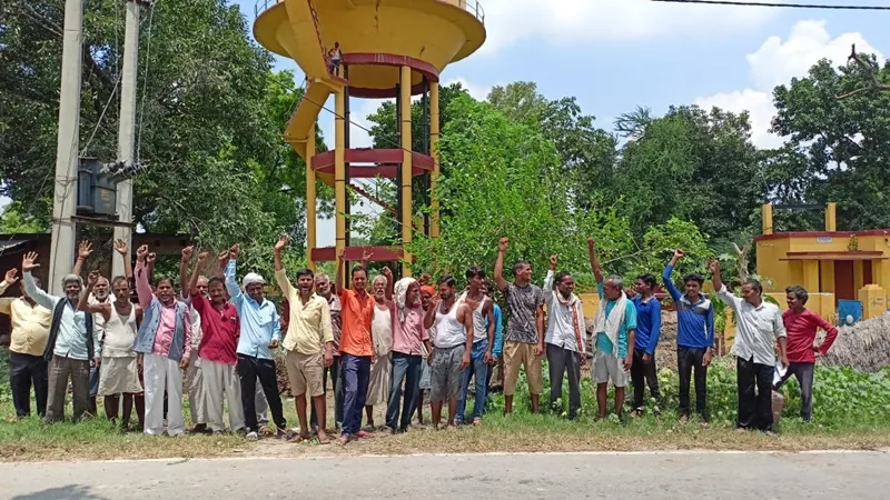 बाराबंकी: तीन करोड़ खर्च करने के बाद भी किसी घर में नहीं पहुंचा पानी, ग्रामीणों ने किया प्रदर्शन