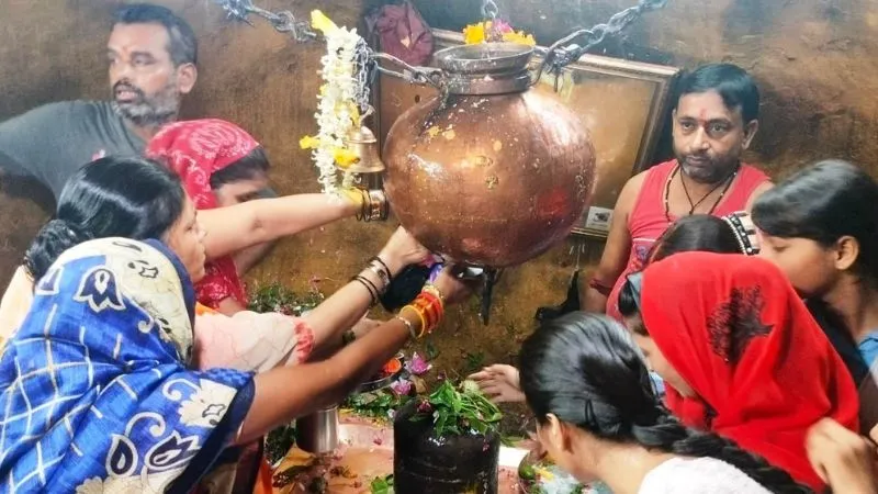 Sawan 2023 : Banda के शिवालयों में गूंजे हर-हर बम-बम के उद्घोष, शिवमंदिरों में लगी रही कतारें