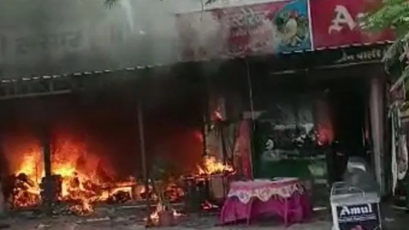 Banda Fire News : शार्ट सर्किट से लगी आग, साड़ी शोरूम समेत रेस्टोरेंट व हेयर सैलून खाक, करोड़ों का नुकसान