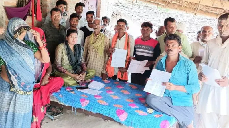 Banda: मर्का के दो सैकड़ा किसानों ने दी जहर खाकर सामूहिक आत्महत्या की चेतावनी, सीएम के जनता दरबार में की फरियाद