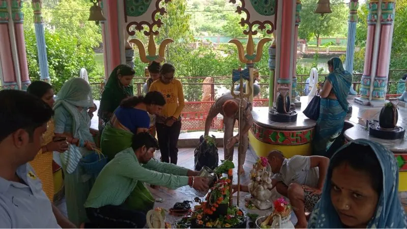 Mahoba: सावन के पहले सोमवार को शिव मन्दिरों में उमड़ा आस्था का सैलाब, बम बम भोले के जयकारों से गूंज उठे शिवालय
