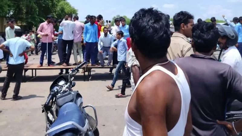 Banda News : दृष्टिबाधित छात्रों ने एनएच पर लगाया जाम, छात्रों की मांग-आवासीय विद्यालय में दी जाएं सुविधाएं